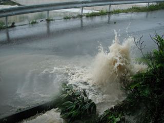 逆流する雨水.JPG