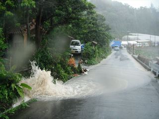 道路にあふれる水.JPG